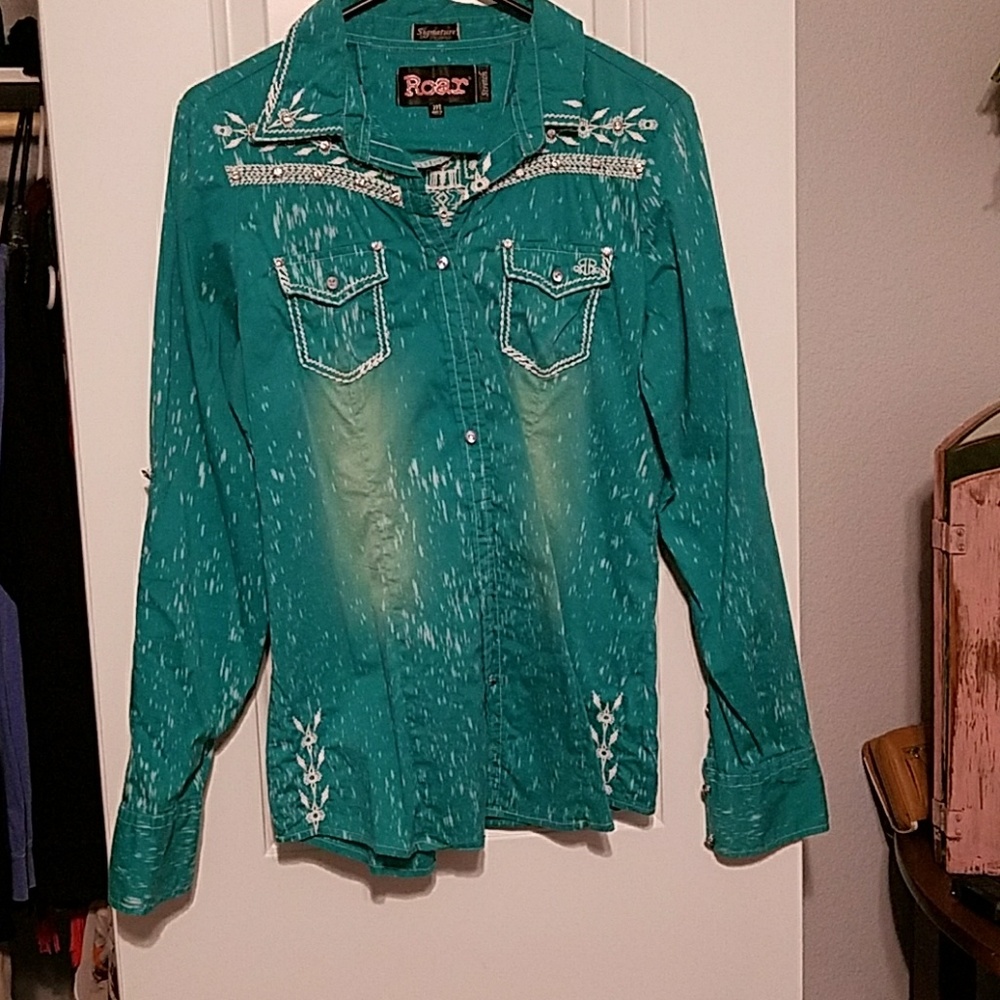 Roar Shirt. Med.